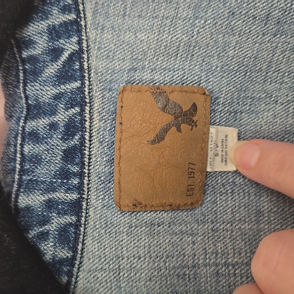 American Eagle Distressed Cropped Denim Jacket Size Small - Picture 6 of 6